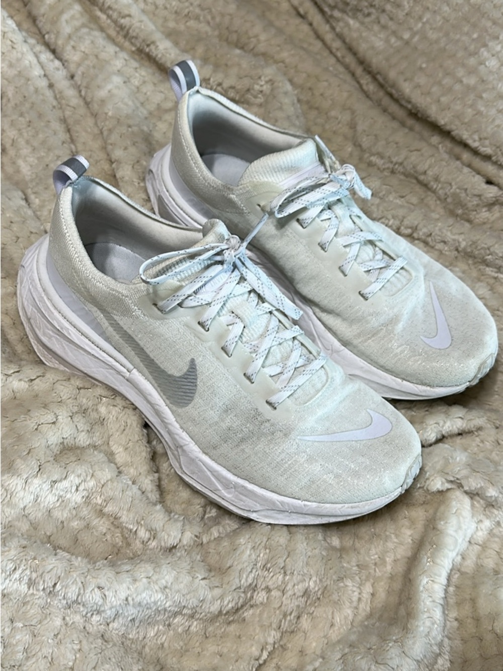 Women’s Nike ZoomX Invincible Run Flyknit 3 Size 10